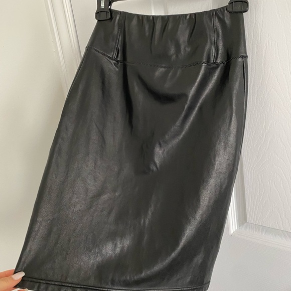 Wilfred Free black leather pencil skirt EUC size XS - Picture 2 of 3